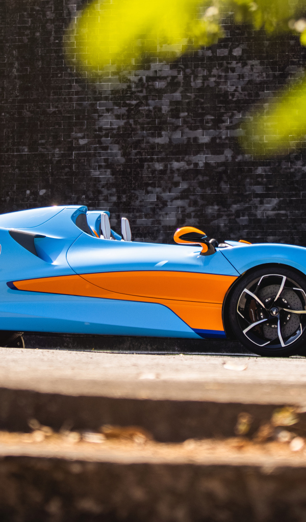 Быстрый автомобиль McLaren Elva Gulf Theme, 2021 года