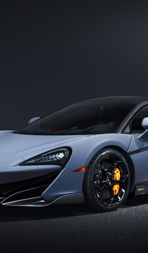 Быстрый автомобиль McLaren 600LT на черном фоне