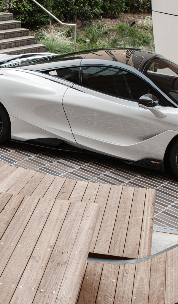 Быстрый дорогой автомобиль McLaren 765LT, 2021 года