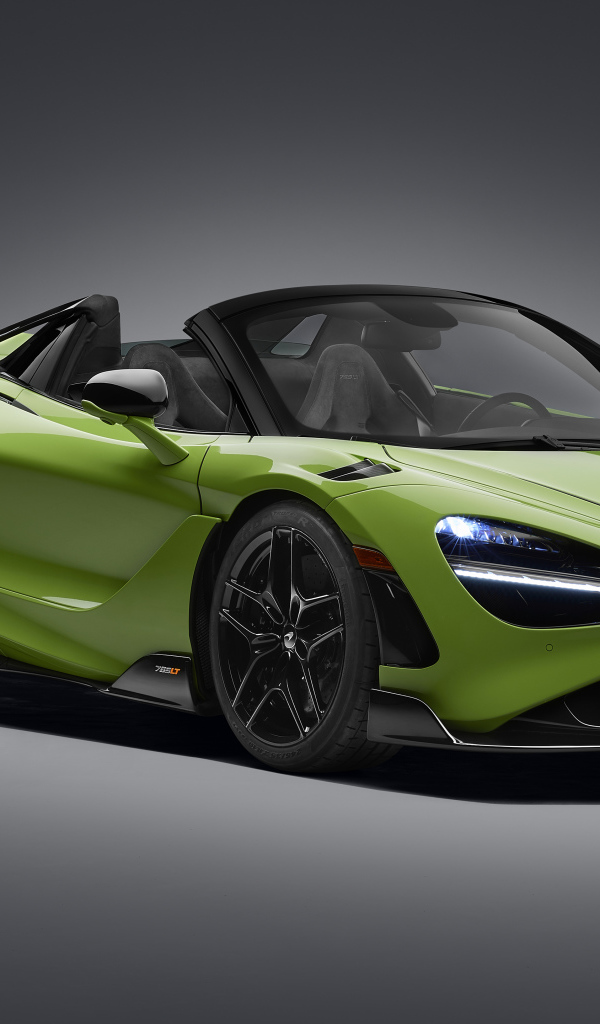 Зеленый автомобиль McLaren 765LT Spider 2022 года на сером фоне