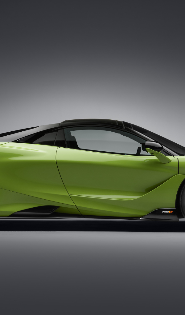 Зеленый автомобиль McLaren 765LT Spider 2022 года вид сбоку