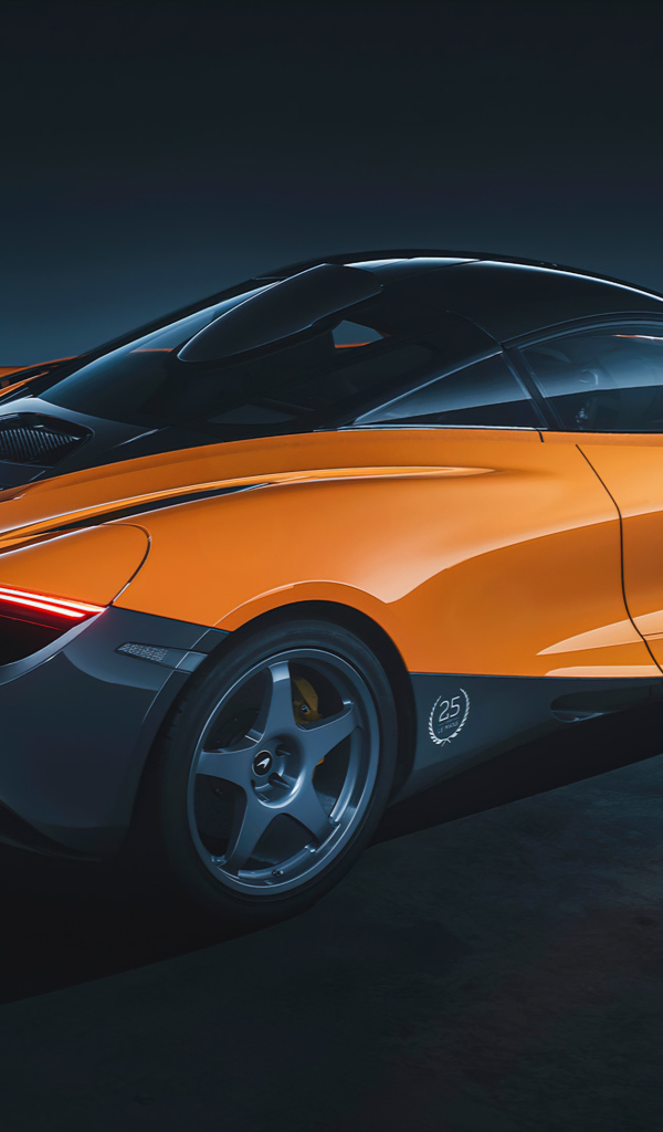 Оранжевый автомобиль McLaren 720S Le Mans вид сзади