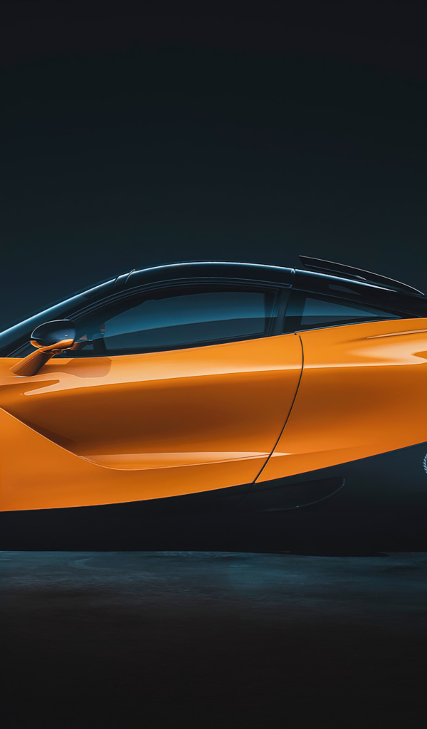 Оранжевый автомобиль McLaren 720S Le Mans вид сбоку