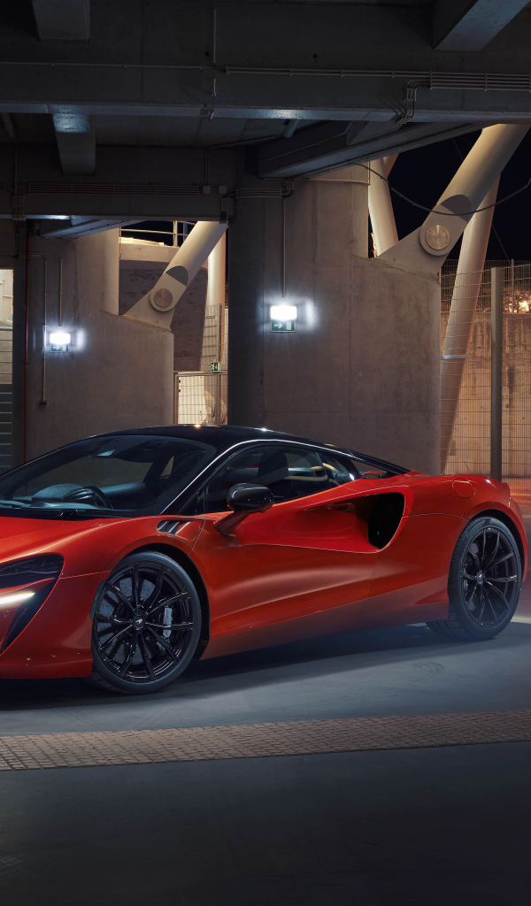 Красный McLaren Artura, 2021 года в здании