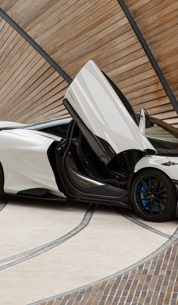 Белый быстрый автомобиль McLaren 765LT, 2021 года