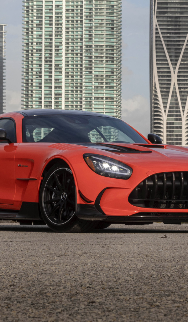 Красный автомобиль Mercedes-AMG GT Black Series 2021 года
