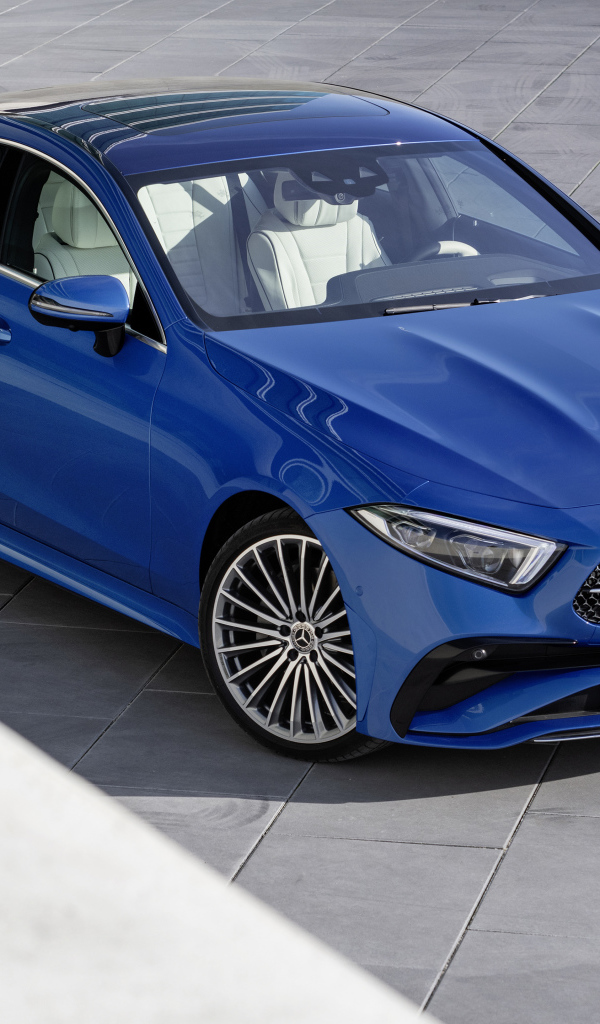 Синий стильный автомобиль Mercedes-Benz CLS 350 AMG Line 2021 года
