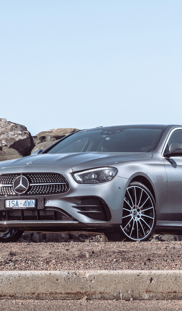 Серебристый автомобиль Mercedes-Benz E 350 AMG Line 2021 года