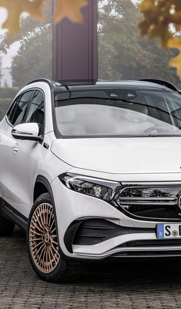 Белый автомобиль Mercedes-Benz EQA 250 AMG Line Edition 1 2021  года на заправке