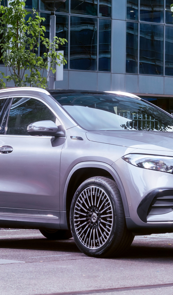 Серебристый автомобиль Mercedes-Benz EQA 250 AMG Line 2021 года