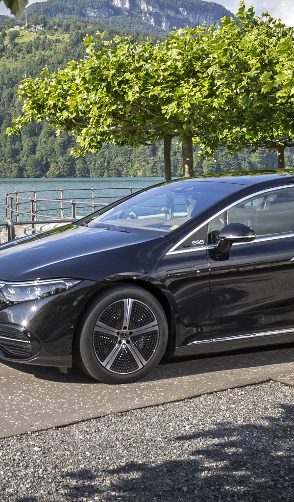 Автомобиль Mercedes-Benz EQS 580 4MATIC 2021 года на фоне гор