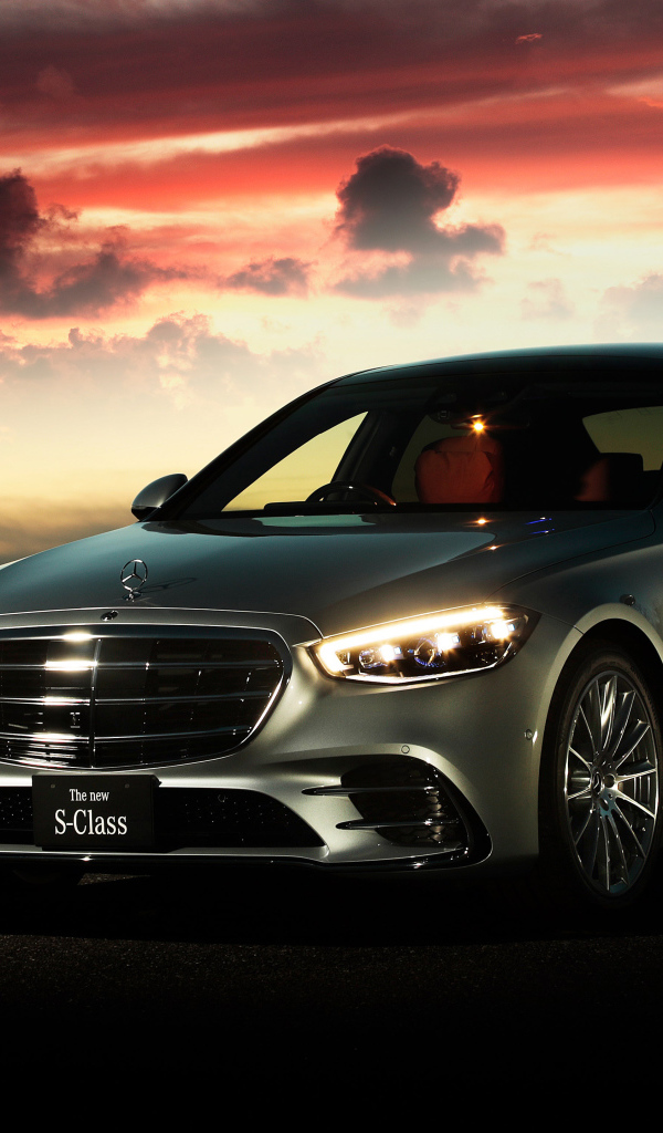 Автомобиль Mercedes-Benz S-Class S500 4MATIC Lang AMG Line 2021 года на фоне неба