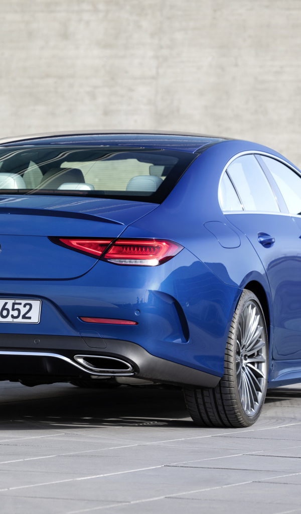 Синий автомобиль Mercedes-Benz CLS 350 AMG Line 2021 года вид сзади