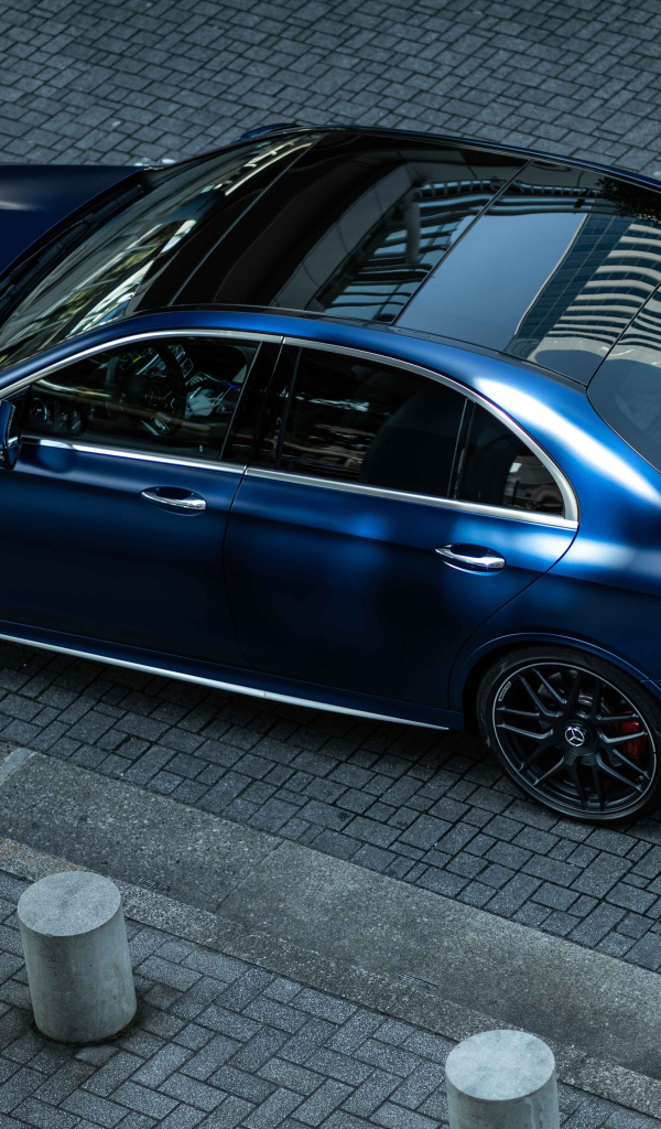 Синий автомобиль Mercedes-AMG E 63 S 4MATIC+ вид сзади