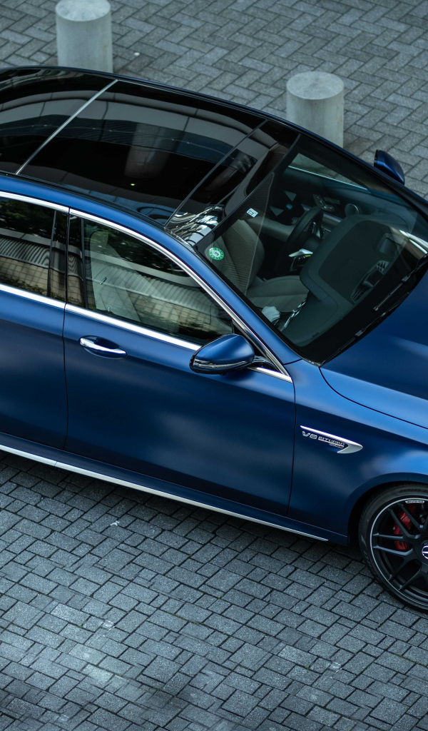 Синий автомобиль Mercedes-AMG E 63 S 4MATIC+ вид сверху