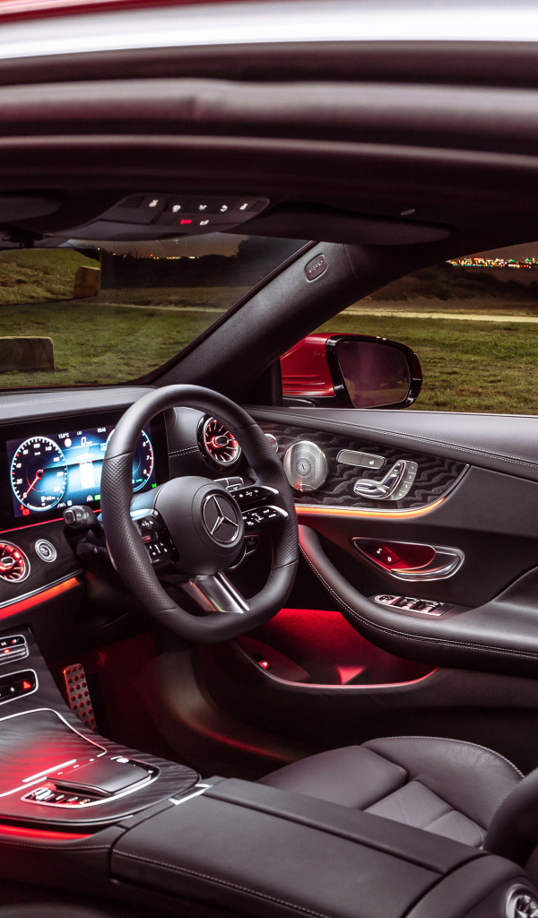 Кожаный салон автомобиля Mercedes-Benz E 350 AMG Line Coupé 2021