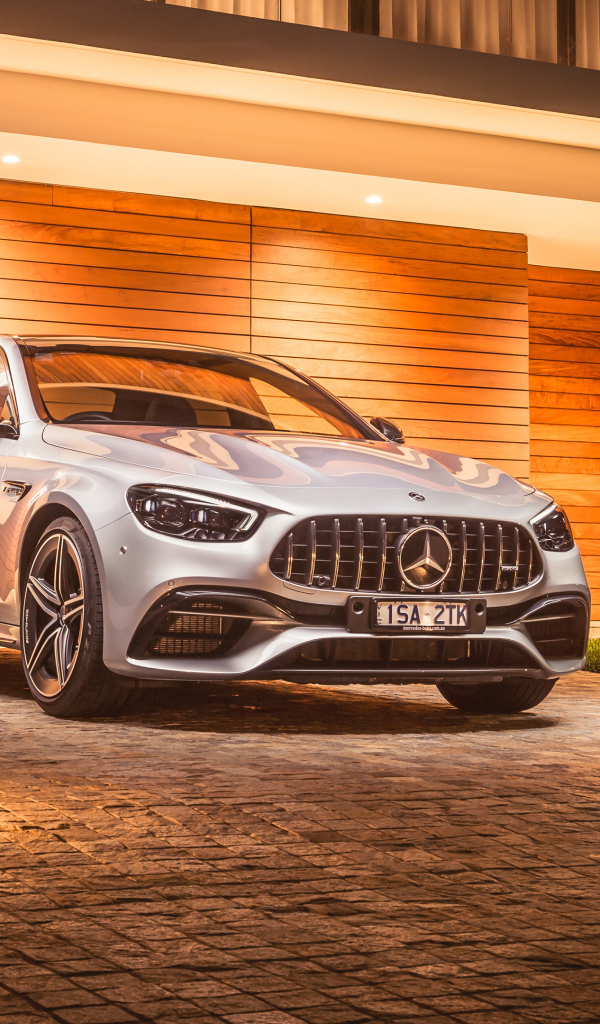 Автомобиль Mercedes-AMG E 63 S 4MATIC+ 2021  у гаража