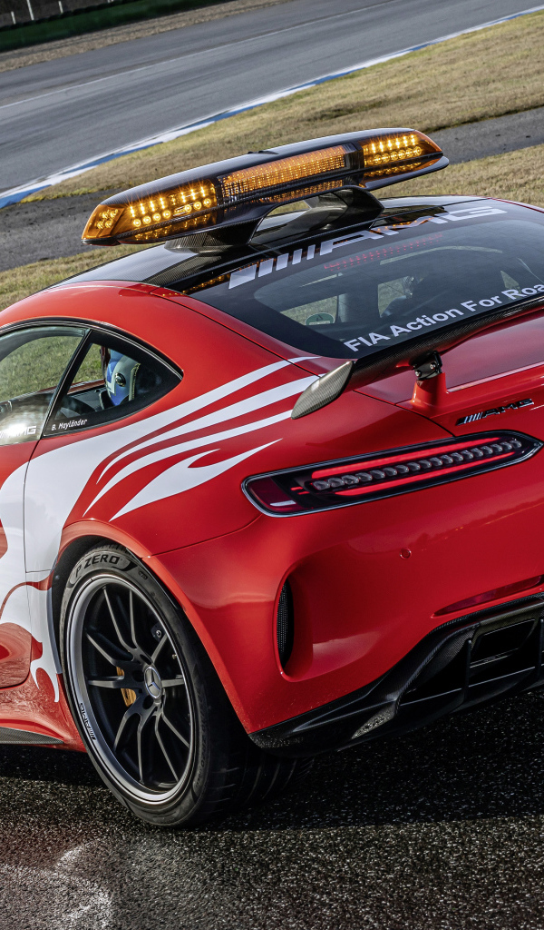 Красный Mercedes-AMG GT R F1 Safety Car 2021 года вид сзади