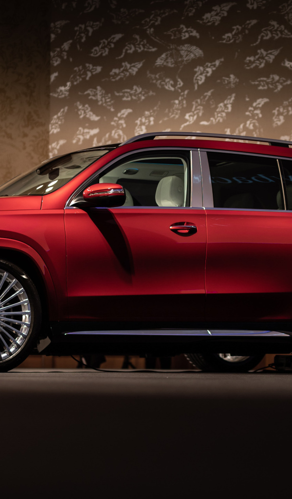 Красный автомобиль Mercedes-Maybach GLS 600 4MATIC 2021 года