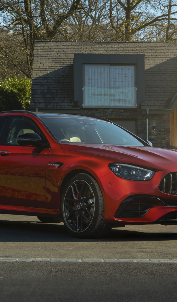 Красный Mercedes-AMG E 63 S 4MATIC+ у дома