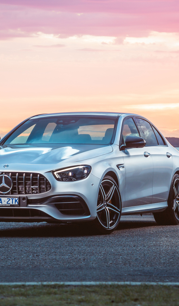 Серебристый автомобиль Mercedes-AMG E 63 S 4MATIC+ 2021 года у моря