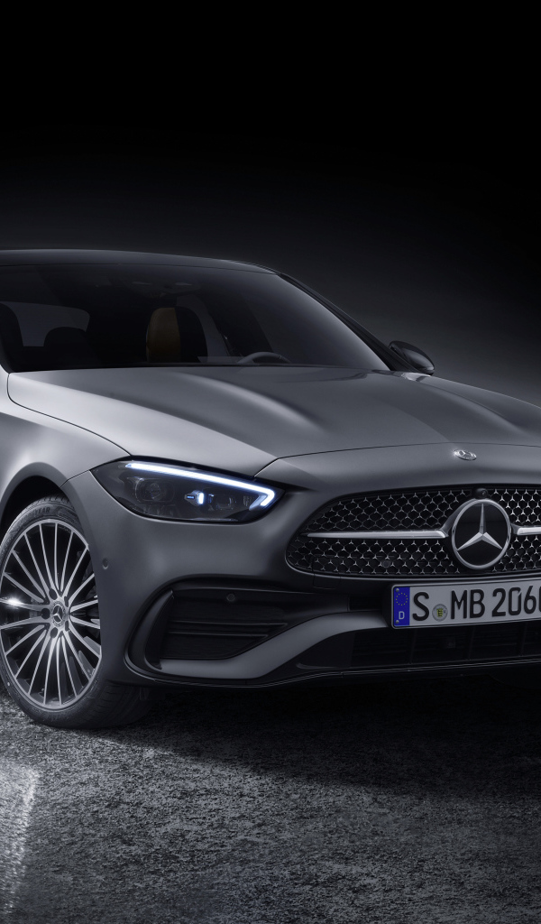Серебристый автомобиль Mercedes-Benz C 300 AMG Line 2021 года на черном фоне