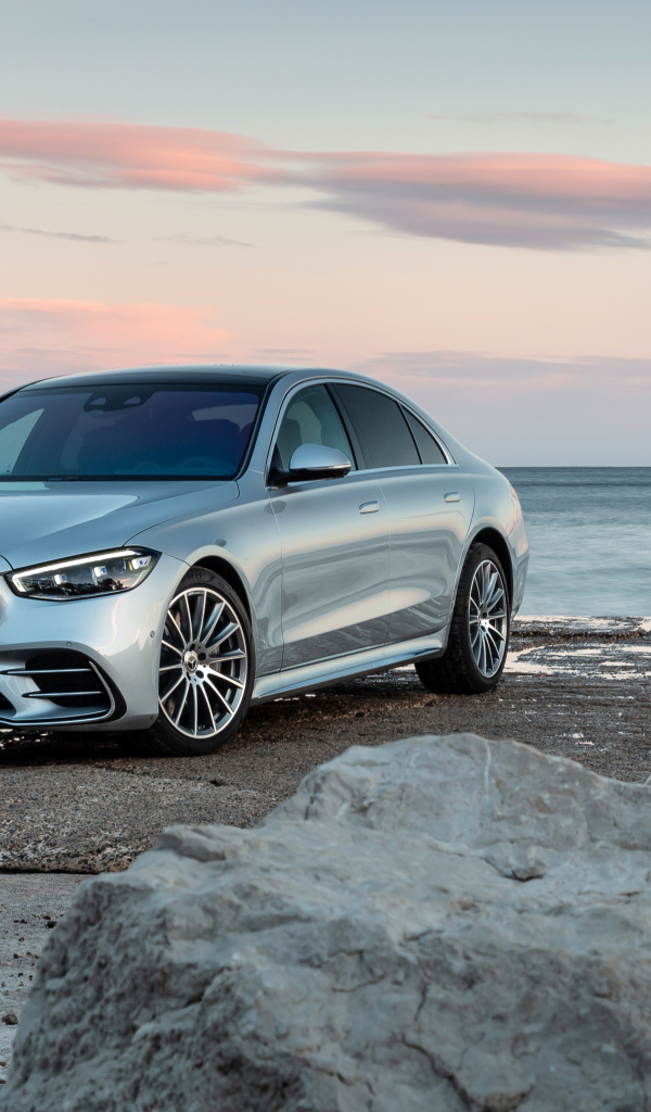 Серебристый автомобиль Mercedes-Benz S 350 D AMG Line на фоне моря