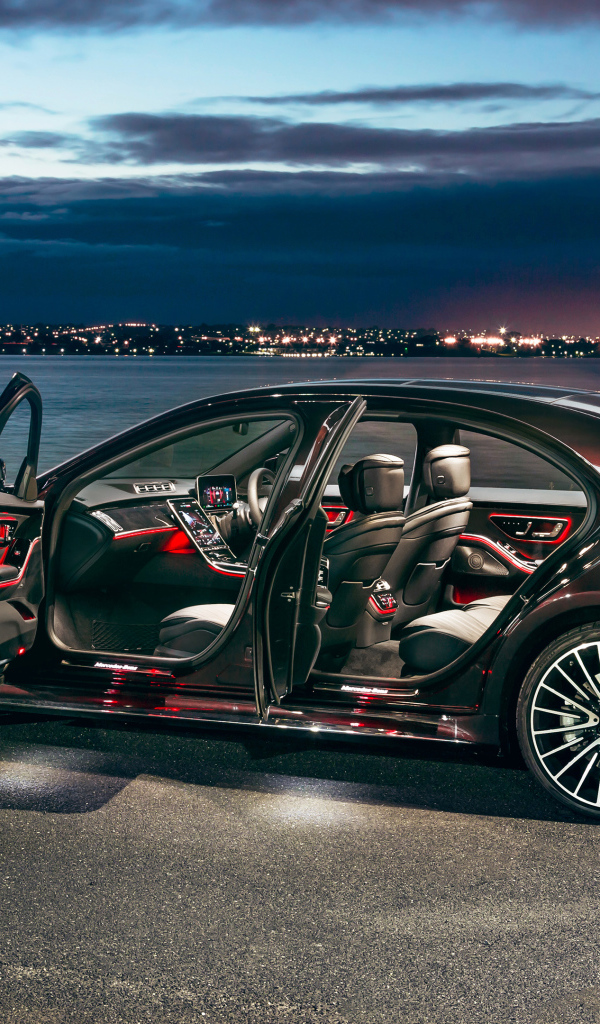 Стильный Mercedes-Benz S 450 Lang 4MATIC AMG Line 2021 года с открытыми дверями