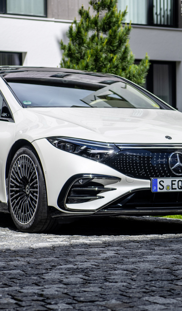 Белый Mercedes-Benz EQS 580, 2021 года у дома