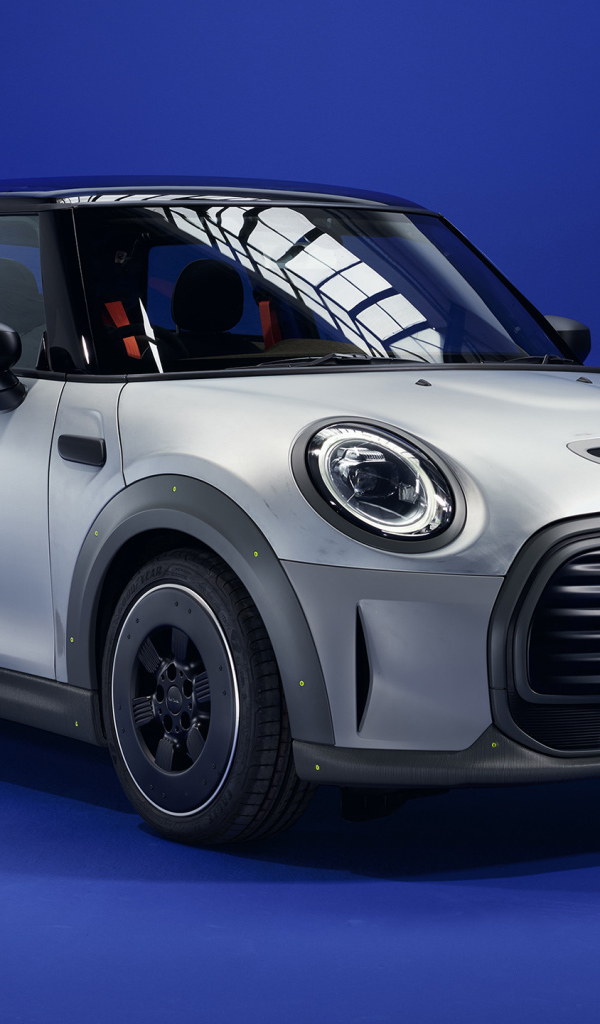 Автомобиль MINI STRIP, 2021 года на синем фоне