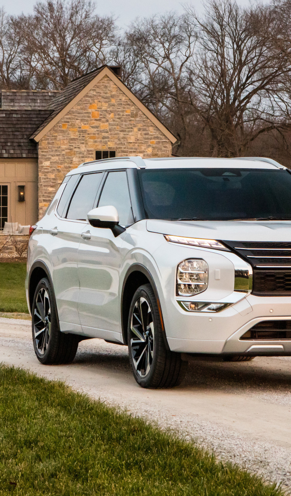 Белый внедорожник  Mitsubishi Outlander SEL, 2021 года у дома