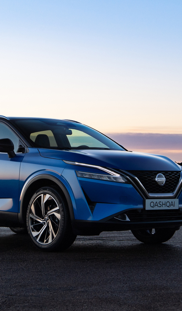Внедорожник Nissan Qashqai 2021 года на фоне заката