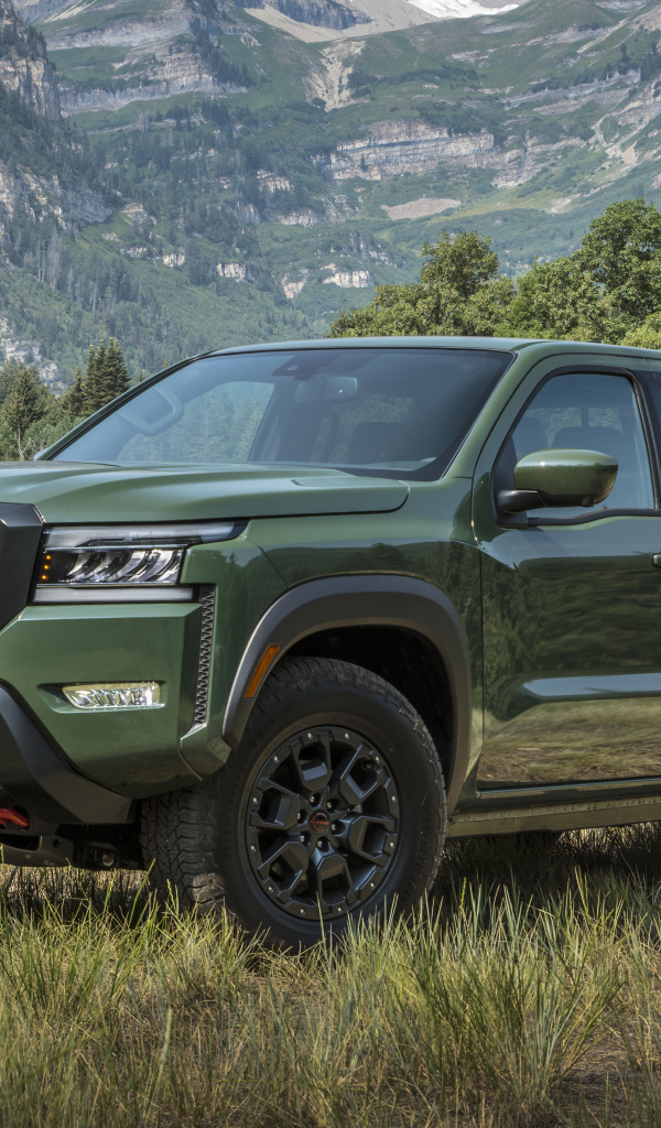 Внедорожник Nissan Frontier Pro-4X, 2022 года в горах