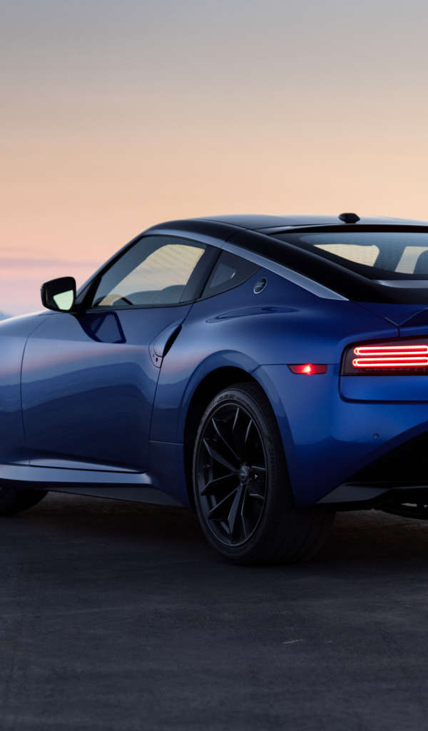 Синий  Nissan Z Performance, 2023 года вид сзади