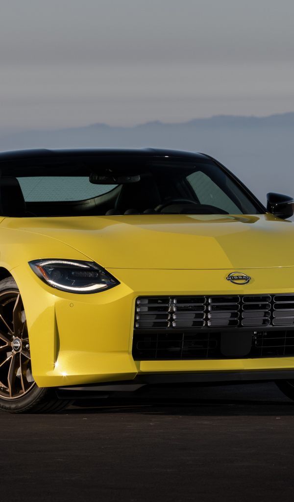 Желтый  Nissan Z, 2023 года