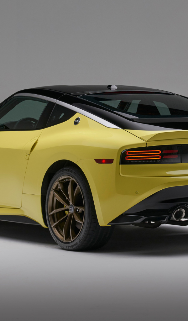 Желтый автомобиль Nissan Z, 2023 года вид сзади