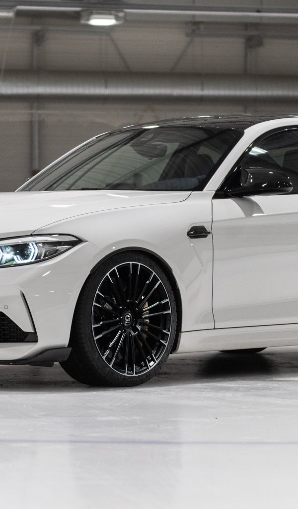 Белый автомобиль G-Power G2M CS Bi-Turbo 2021 года на льду