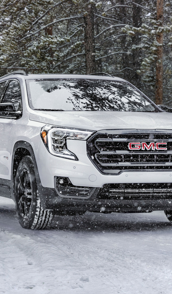 Большой белый внедорожник GMC Terrain AT4, 2022 года на снегу