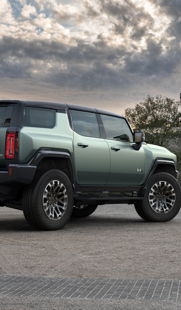 Внедорожник  GMC Hummer EV, 2024  на фоне неба
