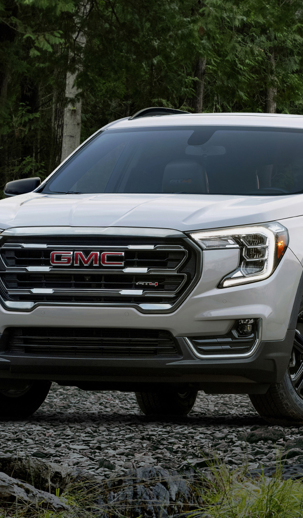 Внедорожник GMC Terrain AT4 , 2022 года в лесу