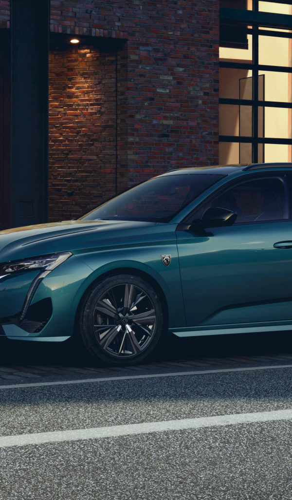 Автомобиль Peugeot 308 SW GT 2021 года вид сбоку