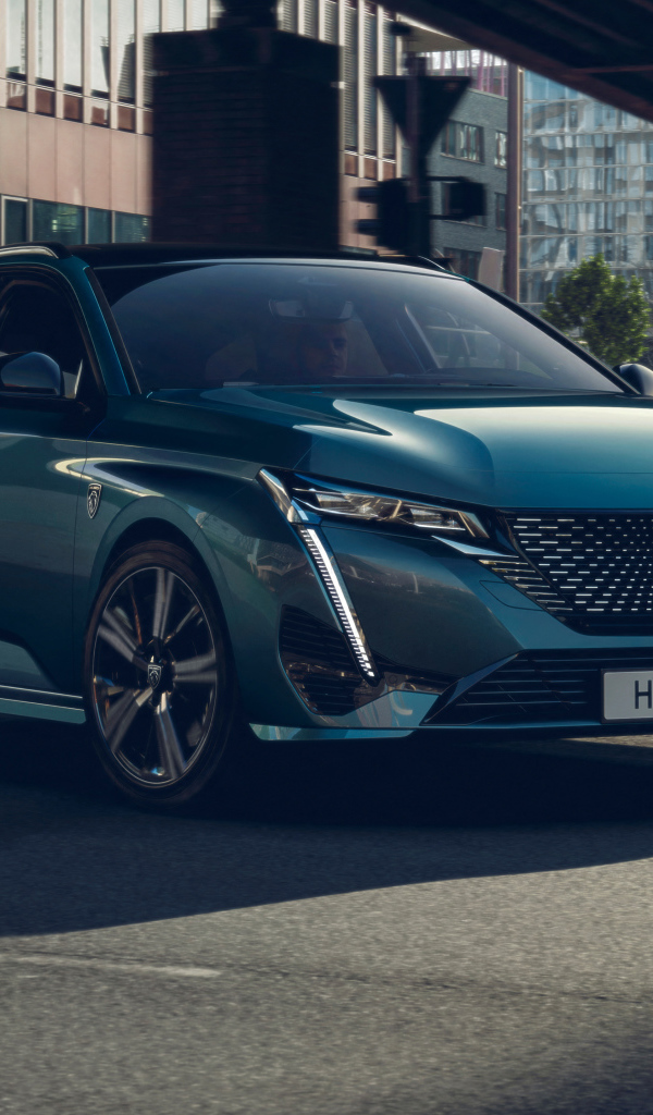 Автомобиль Peugeot 308 SW GT 2021 года под мостом