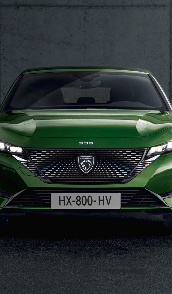 Автомобиль Peugeot 308, 2021 года вид спереди на фоне стены