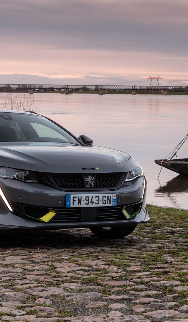 Автомобиль Peugeot  508 SW  2021 года у реки