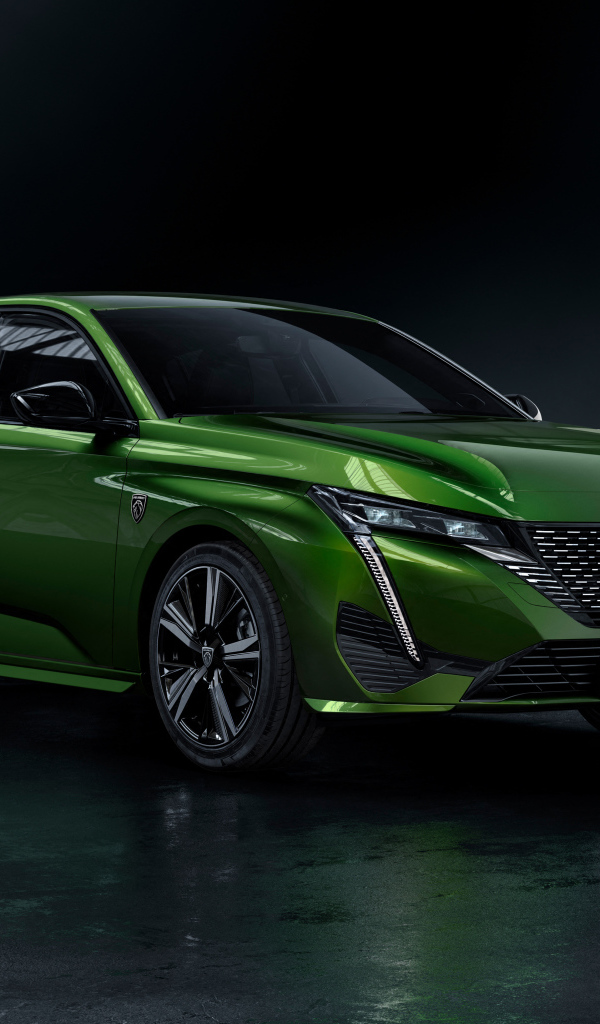 Кроссовер Peugeot 308, 2021 года на черном фоне