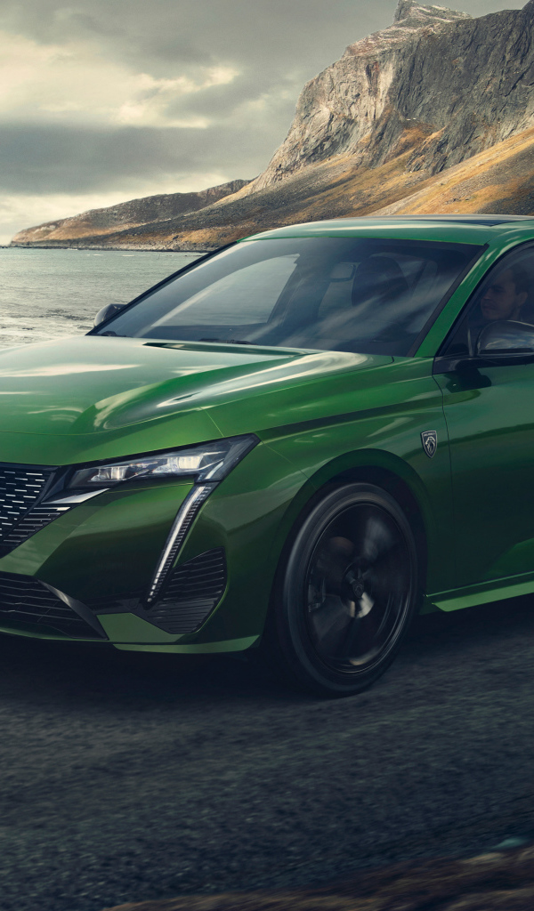 Зеленый автомобиль Peugeot 308, 2021 года у моря