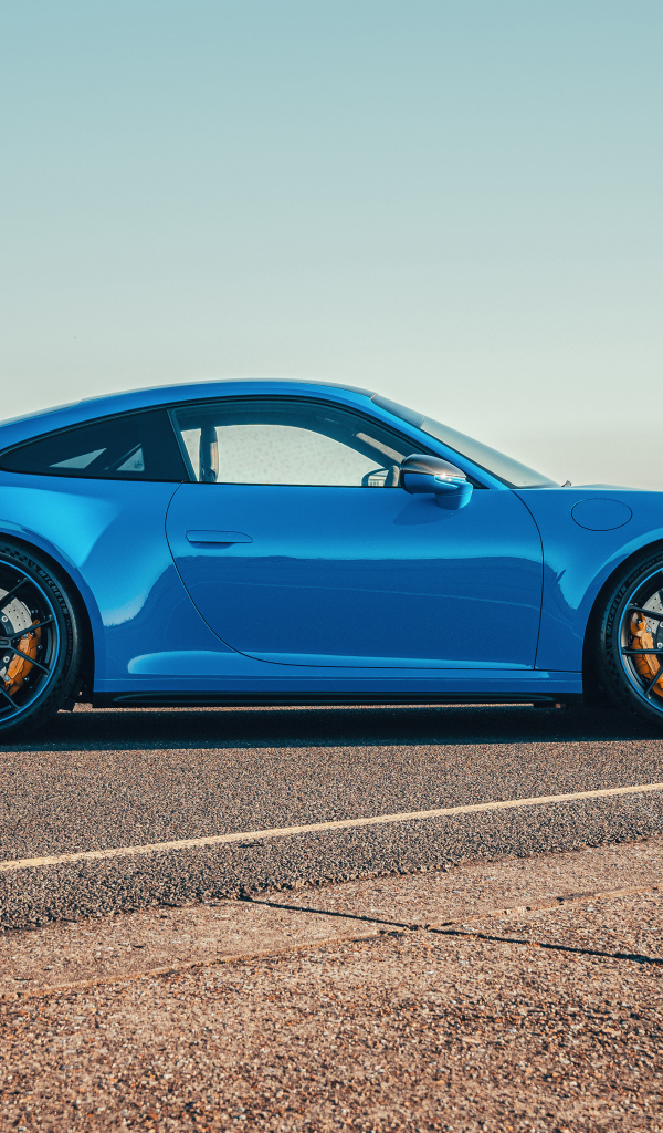 Голубой автомобиль Porsche 911 GT3 PDK 2021 года вид сбоку