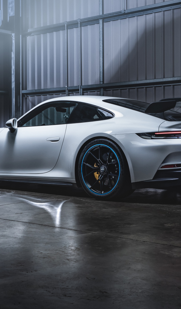 Белый автомобиль Porsche 911 GT3 PDK 2021 года в гараже
