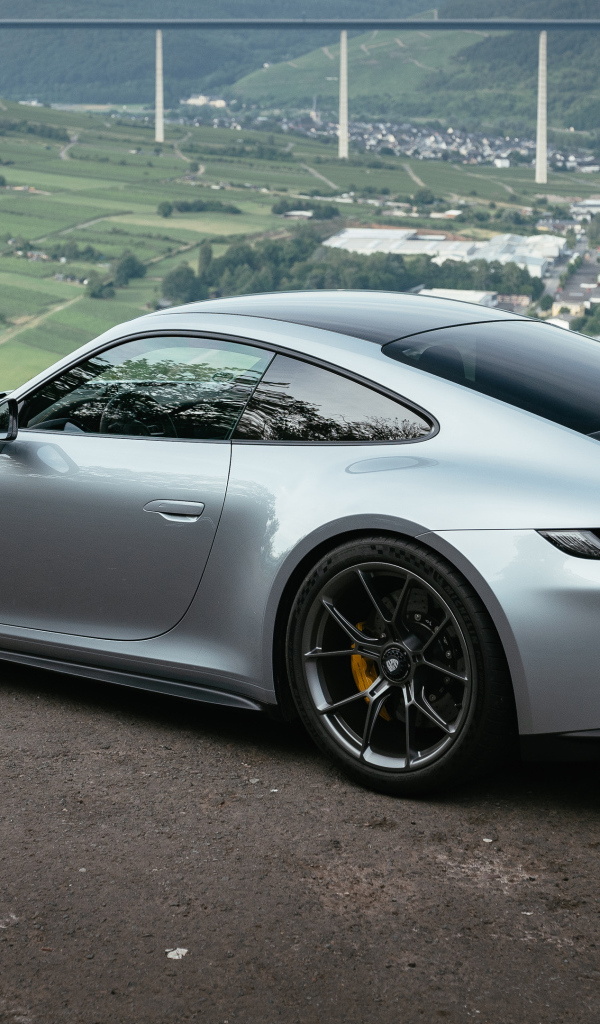 Серебристый автомобиль Porsche 911 GT3 Touring PDK 2021 года