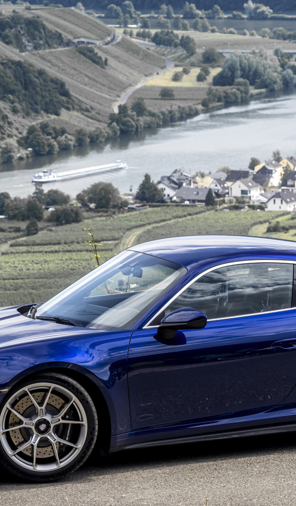 Автомобиль Porsche 911 GT3 Touring PDK 2021  года на фоне фьорда